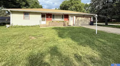617 N 18th St, Beatrice, NE 68310 photo 2