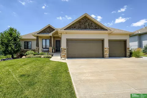 10114 S 105th Ave, Papillion, NE 68046