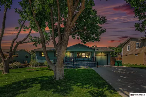 8752 S Glenview Dr, La Vista, NE 68128