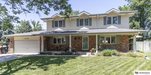 1220 High Plains Cir, Lincoln, NE 68512
