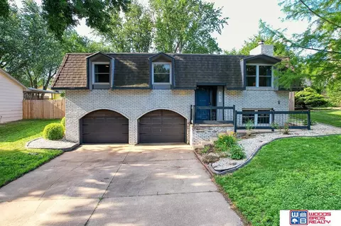 5951 Oakridge Dr, Lincoln, NE 68516