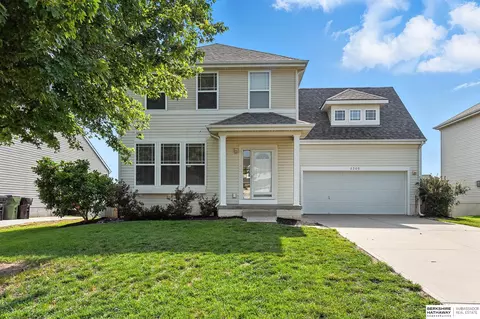 2305 Quartz Dr, Papillion, NE 68046