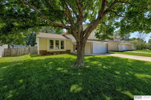 3729 Falcon Dr, Bellevue, NE 68123