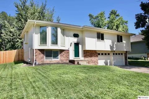 1009 Shawnee Rd, Papillion, NE 68046