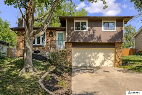6050 Queens Dr, Lincoln, NE 68516