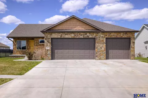 921 Terrace View Dr, Hickman, NE 68372