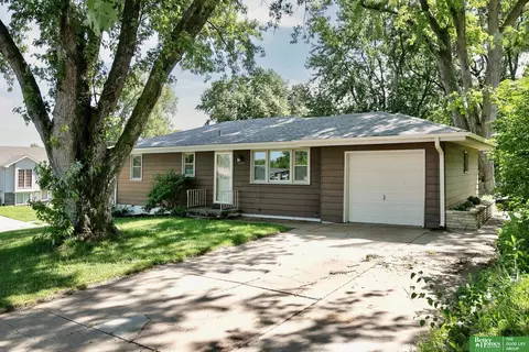 5025 N 58 St, Omaha, NE 68104