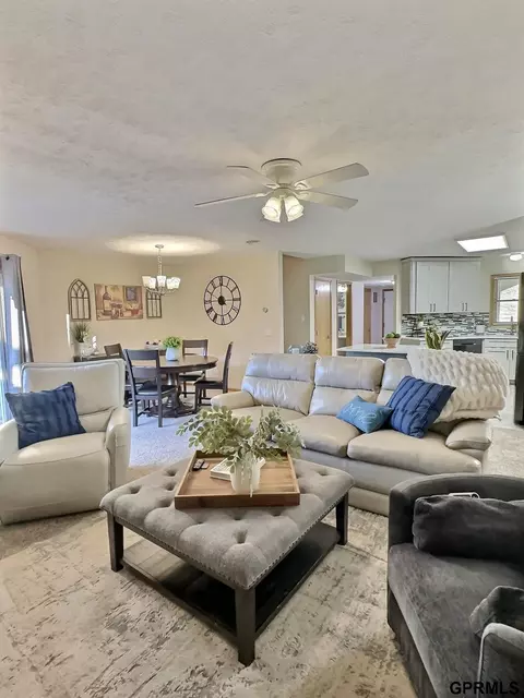 566 Lakeside Dr #48, Lincoln, NE 68528