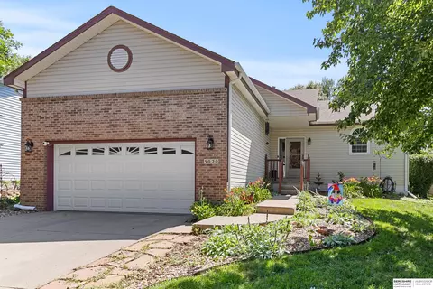 5020 Valley Forge Rd, Lincoln, NE 68521