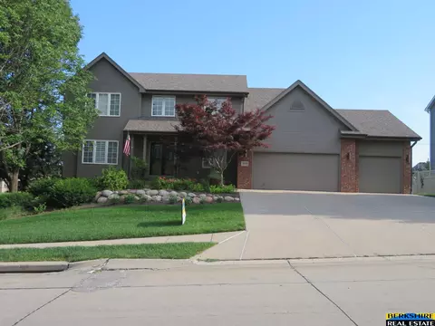 10401 Hillcrest Dr, La Vista, NE 68128