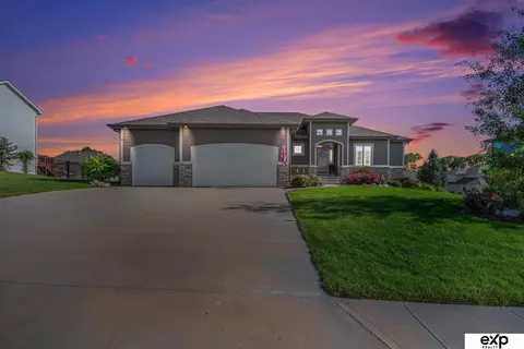 5015 Clearwater Dr, Papillion, NE 68133