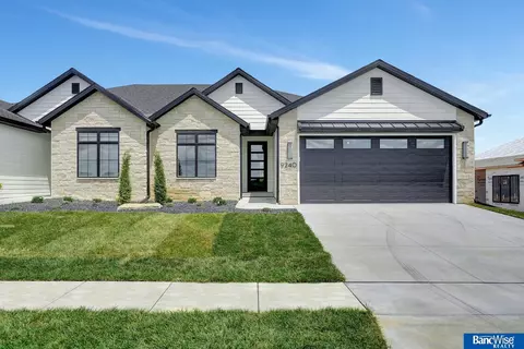 9224 Lucena Dr, Lincoln, NE 68520