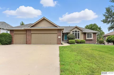301 Longwood Dr, Papillion, NE 68133