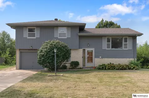 2911 Sandra St, Bellevue, NE 68147