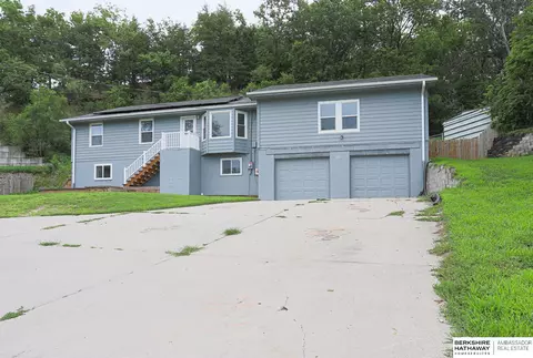 212 E Welch St, Crescent, IA 51526