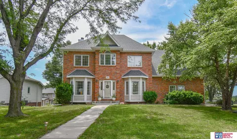 4801 Birch Hollow Dr, Lincoln, NE 68516