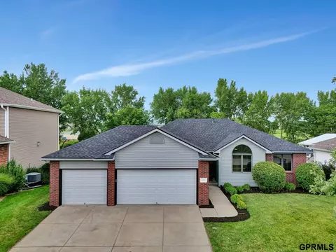 8910 Prairie Village Dr, Lincoln, NE 68507