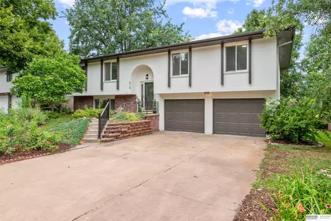 614 Shannon Rd, Papillion, NE 68046