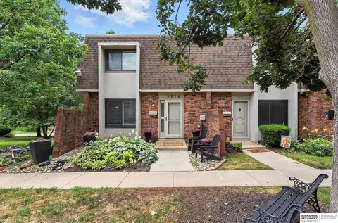 9216 V Plz, Omaha, NE 68127