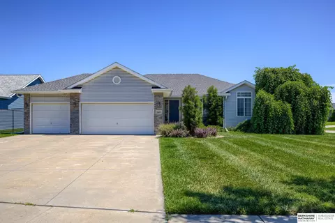 5800 Kennedy Ct, Lincoln, NE 68521