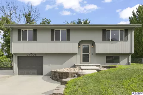 21108 Old Coach Rd, Elkhorn, NE 68022