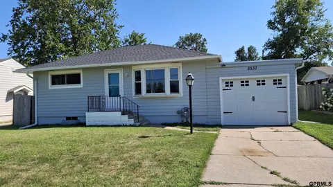 5537 Calvert St, Lincoln, NE 68506