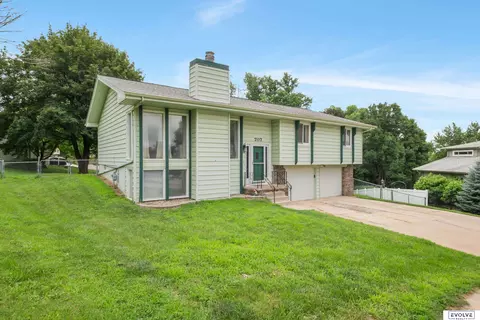 707 Vannornam Dr, Bellevue, NE 68005