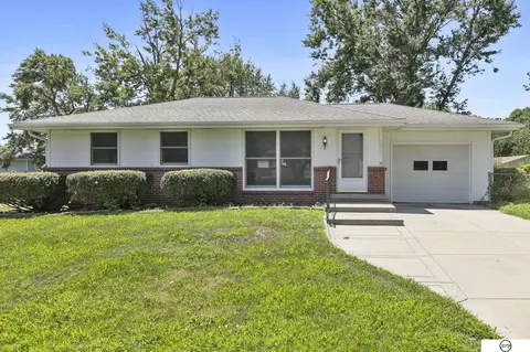 1951 Montclair Dr, Lincoln, NE 68521