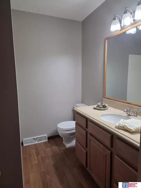 Bath - 1712 N 15th St, Beatrice, NE 68310 photo 2 of 3