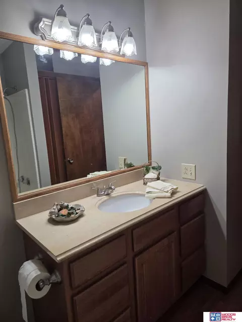 Bath - 1712 N 15th St, Beatrice, NE 68310 photo 3 of 3