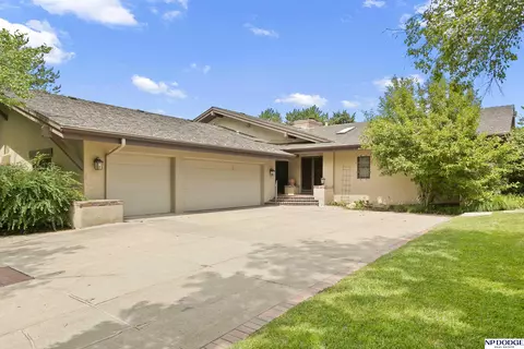 9812 Nottingham Dr, Omaha, NE 68114