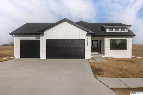 18058 Sycamore Dr, Gretna, NE 68028