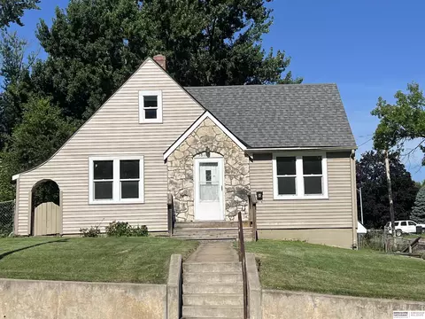 3816 N 60th St, Omaha, NE 68104