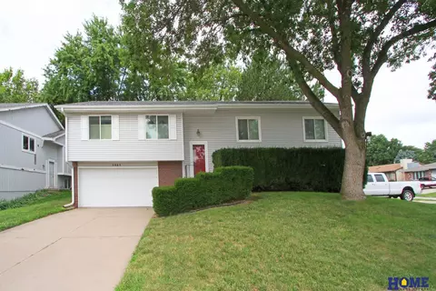 5803 Briar Rosa Dr, Lincoln, NE 68516