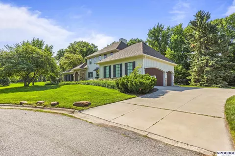 6731 Davenport St, Omaha, NE 68132