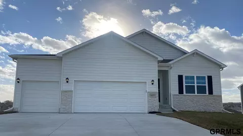 6223 Harvest Dr, Papillion, NE 68157