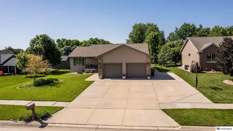 609 Leisure Ln, Hastings, NE 68901