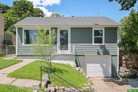 7764 Park Dr, Ralston, NE 68127