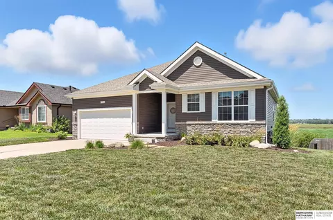 2504 Alexandra Rd, Papillion, NE 68133