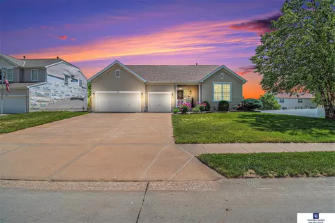2251 Glacier Dr, Papillion, NE 68046