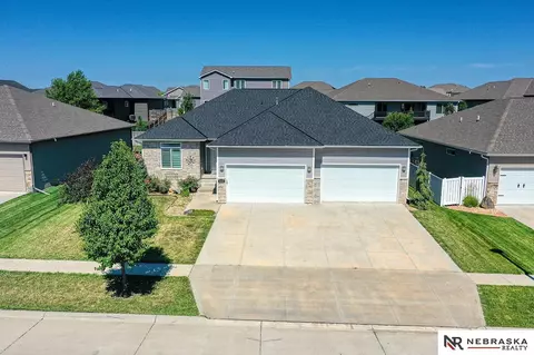 1225 N 101st St, Lincoln, NE 68527