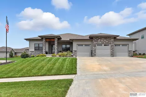 11518 Cooper St, Papillion, NE 68046
