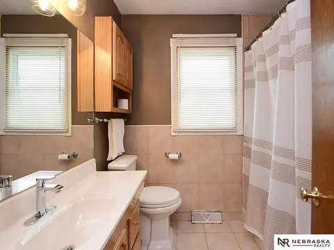 Bath - 13620 Wright St, Omaha, NE 68144 photo 1 of 4