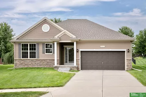 17117 Colony Dr, Omaha, NE 68136