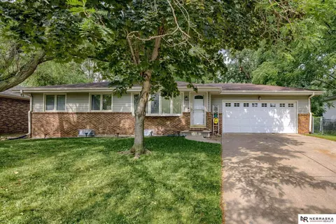 3841 Paxton Dr, Lincoln, NE 68521