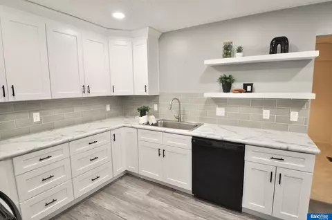 7242 Shamrock Ct, Lincoln, NE 68506