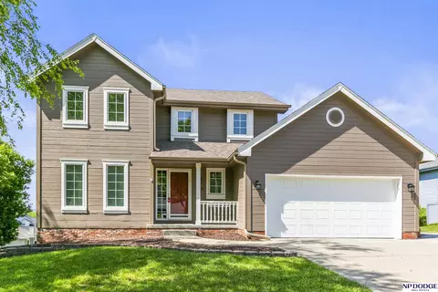 16011 Lindenwood Cir, Bennington, NE 68007