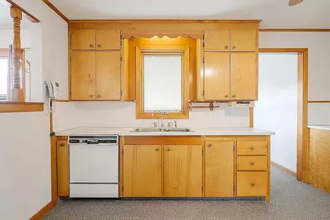 Kitchen - 18606 Cornish Rd, Springfield, NE 68059 photo 2 of 3