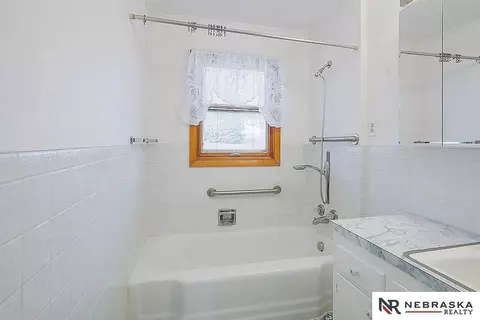 Bath - 18606 Cornish Rd, Springfield, NE 68059 photo 3 of 4