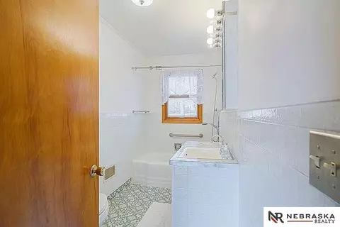 Bath - 18606 Cornish Rd, Springfield, NE 68059 photo 2 of 4